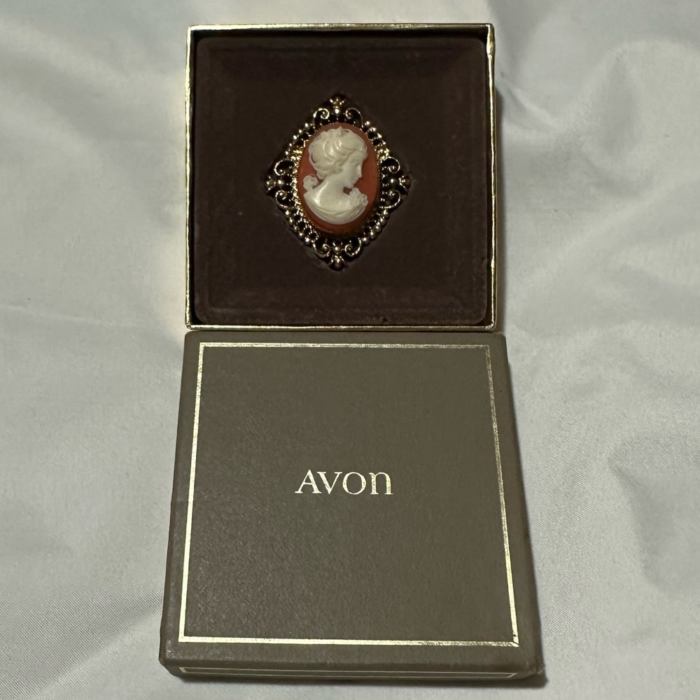 Avon Cameo Gold Tone Brooch
Avon Jewelry/ Cameo Brooch
Cameo Pin Vintage Jewelry